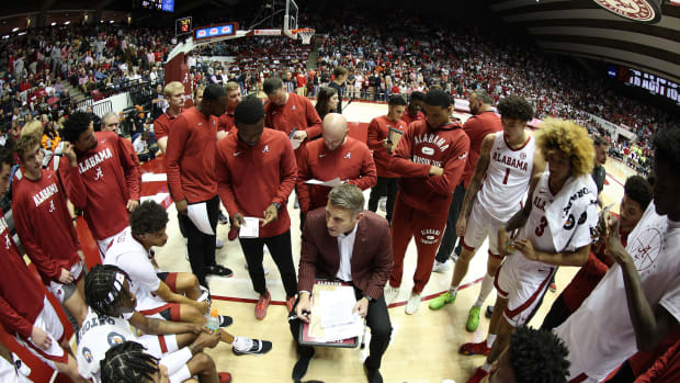 Alabama basketball huddles against Auburn